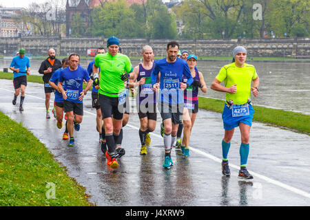 Krakau, Polen - 30. April 2017: Unbekannte Läufer auf der Straße während 16 Cracovia Marathon. Der Marathon ist eine jährliche Veranstaltung. Stockfoto