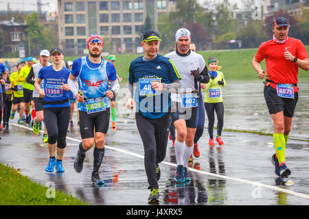 Krakau, Polen - 30. April 2017: Unbekannte Läufer auf der Straße während 16 Cracovia Marathon. Der Marathon ist eine jährliche Veranstaltung. Stockfoto