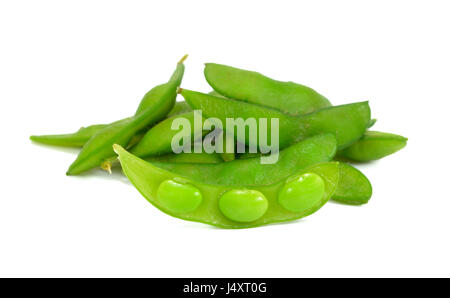 Nahaufnahme von Edamame Sojabohnen, grüne Sojabohnen auf weißem Hintergrund Stockfoto