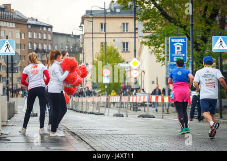 Krakau, Polen - 30. April 2017: Unbekannte Läufer auf der Straße während 16 Cracovia Marathon. Der Marathon ist eine jährliche Veranstaltung. Stockfoto