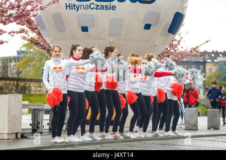 Krakau, Polen - 30. April 2017: Unidentified Cheerleader während 16 Cracovia Marathon Läufer unterstützen. Der Marathon ist eine jährliche Veranstaltung. Stockfoto