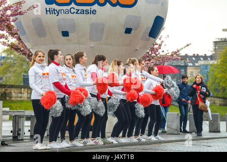 Krakau, Polen - 30. April 2017: Unidentified Cheerleader während 16 Cracovia Marathon Läufer unterstützen. Der Marathon ist eine jährliche Veranstaltung. Stockfoto