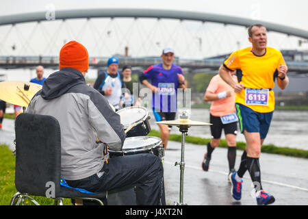 Krakau, Polen - 30. April 2017: Unidentified Schlagzeuger bei 16 Cracovia Marathon Läufer zu unterstützen. Der Marathon ist eine jährliche Veranstaltung. Stockfoto