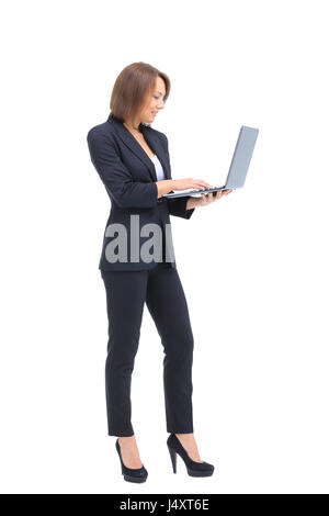 Schöne Geschäftsfrau hält den Laptop. Stockfoto