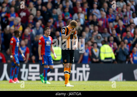 Hull City Michael Dawson steht während der Premier-League-Spiel im Selhurst Park, London niedergeschlagen. Stockfoto