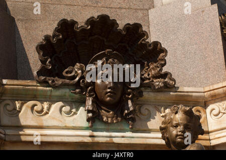 Detail aus dem Denkmal für die Öffnung der Häfen (Monumento de Abertura Dos Portos) außerhalb der Oper (Teatro Amazonas) Stockfoto