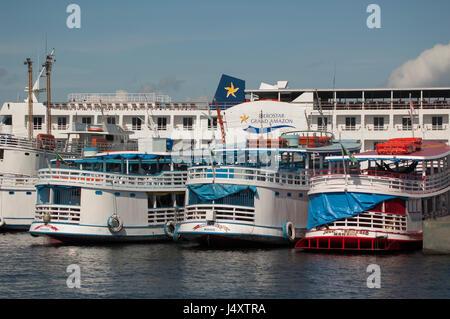 Eine Reihe von Fähren und ein großes schwimmendes Hotel auf Dock, Manaus Anzahl der Fahrgastschiffe und ein großes schwimmendes Hotel am Dock, Manaus Stockfoto