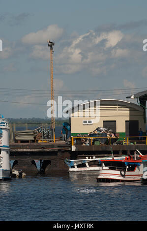 Schwimmdock mit Boote vertäut, Manaus Stockfoto