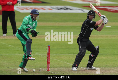 Irlands Wicketwächter Niall O'Brien reagiert, nachdem der Ball seinen Fußes aus New Zealand Neil Broom während der ein Tag International Tri Nations Series match bei Malahide Cricket Club Ground. Stockfoto