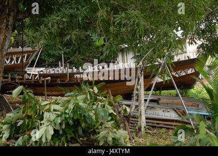 Die hilflose Kunst der Bootsbau im Amazonas-Gebiet Stockfoto