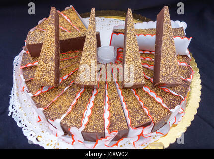 Amaretti Schokolade Kuchen schneiden Sie in Scheiben Straßenmarkt Hereford UK Stockfoto