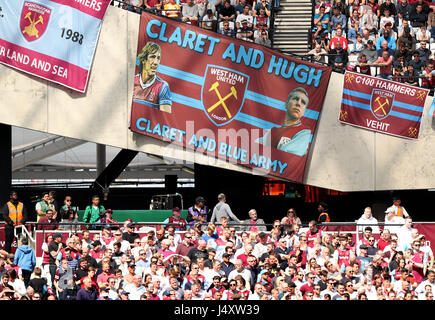 Einen allgemeinen Überblick über West Ham United Fans hält ein Claret und Hugh Banner auf der Tribüne während der Premier-League-Spiel London Stadium. Stockfoto