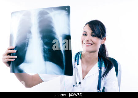 Junge Ärztin Blick auf das Röntgenbild der Lunge im Krankenhaus. Gesundheitsvorsorge und Prävention-Konzept. Getönten Bild Stockfoto