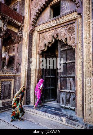 Zwei Frauen in Saris Eingabe Jahangir Mahal, Orchha, Indien Stockfoto