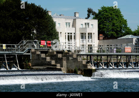 Wehr auf Fluß Themse, Marlow, Buckinghamshire, England, Vereinigtes Königreich Stockfoto