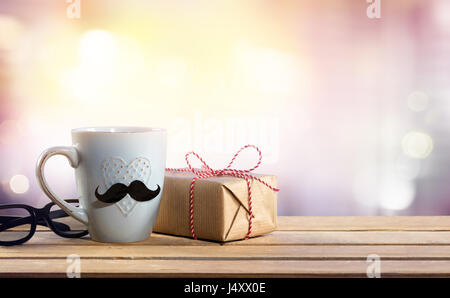 Ein Geschenk für Vatertag - Geschenk mit Brille und Tasse Kaffee am Tisch Stockfoto