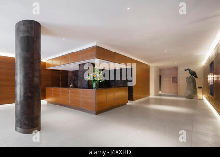 Innenansicht der Rezeption in der Lobby. 500 West 21st Street, New York, Vereinigte Staaten. Architekt: Kohn Pedersen Fox Associates (KPF), 2015. Stockfoto