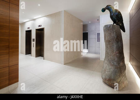 Innenansicht der Aufzug Lobby mit Kunstwerken auf dem Display. 500 West 21st Street, New York, United States. Architekt: Kohn Pedersen Fox Associates (K Stockfoto