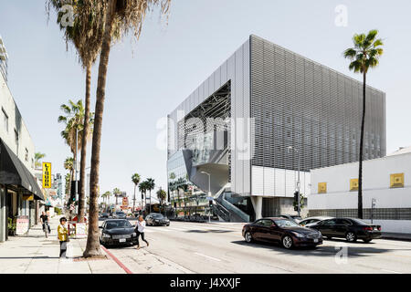 Kontextbezogene Außenansicht am Sunset Boulevard. Emerson College-Los Angeles-Center, Los Angeles, Vereinigte Staaten von Amerika. Architekt: Morphosis, 2014. Stockfoto