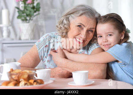 Großmutter mit einem kleinen Enkelin Tee trinken Stockfoto