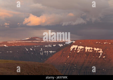 Tabelle Berge bei Putorana Plateau. Nördlich von Russland. Sonnenuntergang. Stockfoto