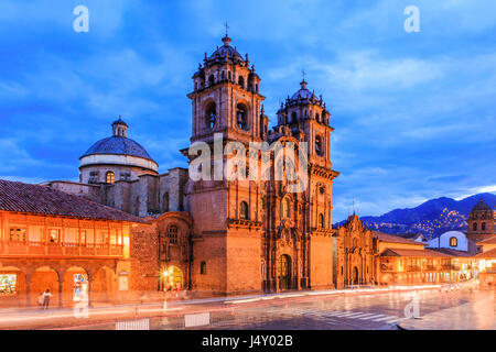 Cusco, Peru-die historische Hauptstadt des Inka-Reiches. Plaza de Armas in der Dämmerung. Stockfoto