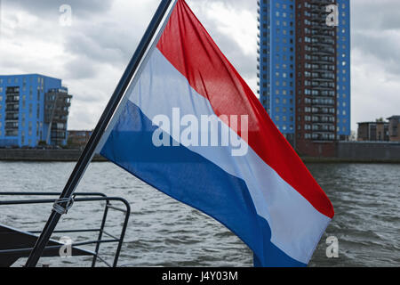 Flagge der Niederlande winken am Heck des Bootes Tour. Auf Schiff in Amsterdam. Reisen Sie nach Europa. Bootsfahrt auf den Kanälen der Niederlande. Patriotisches Symbol, ba Stockfoto