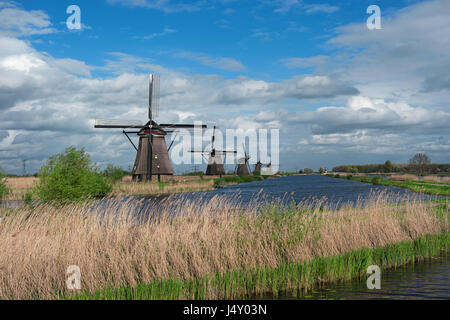 Traditionelle holländische Windmühlen und Wasser-Kanal, Kinderdijk, Niederlande, Benelux, Europa. Typische alte holländische Mühle, Landschaft. Schöne ländliche Landschaft. Fam Stockfoto