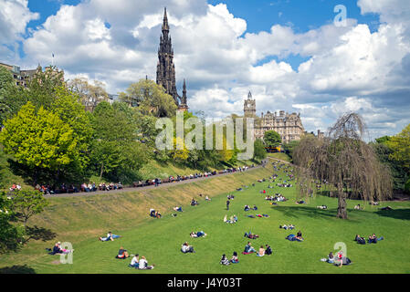 Princes Street Gardens im Zentrum von Edinburgh mit dem Scott Monument und Balmoral Hotel im Hintergrund. Stockfoto