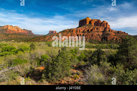 Cathedral Rock Sandsteinklippen Panoramablick mit Green Valley und Blue Skyline im Red Rock State Park Sedona Arizona USA Stockfoto