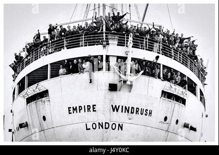 Empire Windrush voller Westindischen Einwanderer bei der Ankunft im Hafen von Tilbury auf der Themse am 22. Juni 1948. Dieses Ereignis wird oft als Beginn der Nachkriegszeit Einwanderung Boom zitiert, der britischen Gesellschaft für immer verändern. Die britische Nationalität Tat 1948 gab die britische Staatsbürgerschaft aller Menschen in Ländern des Commonwealth mit vollen Rechten für die Einreise und Siedlung in Großbritannien. Stockfoto