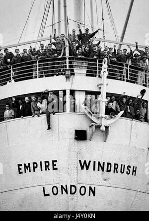 Empire Windrush voller Westindischen Einwanderer bei der Ankunft im Hafen von Tilbury auf der Themse am 22. Juni 1948. Dieses Ereignis wird oft als Beginn der Nachkriegszeit Einwanderung Boom zitiert, der britischen Gesellschaft für immer verändern. Die britische Nationalität Tat 1948 gab die britische Staatsbürgerschaft aller Menschen in Ländern des Commonwealth mit vollen Rechten für die Einreise und Siedlung in Großbritannien. Stockfoto