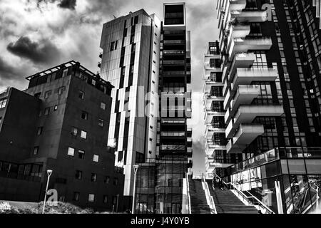 Ein Schwarz/Weiß-Fotografie von modernen Gebäuden Architektur in Mailand dowtnown, mit einem bewölkten Himmel im Hintergrund Stockfoto