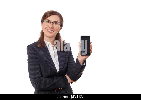 Portrait über eine schöne Geschäftsfrau 50 Ohren alt mit Handy isoliert auf weiß. Stockfoto