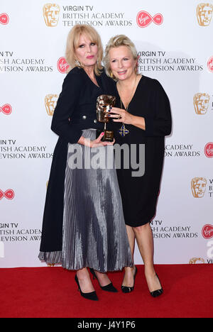 Jennifer Saunders (rechts) präsentiert Joanna Lumley mit dem Fellow Award im Presseraum auf der Jungfrau TV British Academy TV Awards 2017 im Festspielhaus am Southbank Centre, London statt. Stockfoto