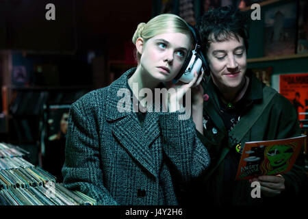 Gewusst wie: sprechen Sie mit Girls auf Partys ist eine bevorstehende britisch-amerikanischer Science-Fiction romantische Komödie Film unter der Regie von John Cameron Mitchell und geschrieben von Philippa Goslett und Cameron Mitchell, basierend auf der gleichnamigen Kurzgeschichte von Neil Gaiman.  Dieses Foto ist nur zu redaktionellen Zwecken und unterliegen dem Copyright von der Filmgesellschaft und/oder der Fotograf von dem Film oder der Firma zugeordnet und kann nur durch Veröffentlichungen im Zusammenhang mit der Förderung der oben genannten Film reproduziert werden. Eine obligatorische Gutschrift auf die Filmgesellschaft ist erforderlich. Der Fotograf sollte auch angerechnet werden, wenn bekannt. Stockfoto