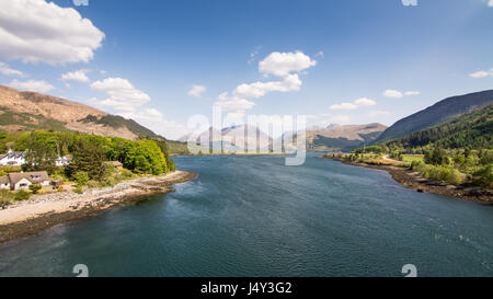 Auf der Suche nach unten Loch Leven Meeresarm von Ballachulish Brücke in den westlichen Highlands von Schottland. Stockfoto