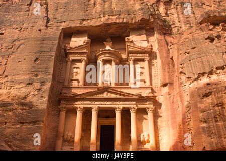 Die Schatzkammer, einem alten Gebäude in Petra, Jordanien. Die orangenen Stein mit Spalten von Nabataens geschnitzt ist eines der sieben Weltwunder. Stockfoto