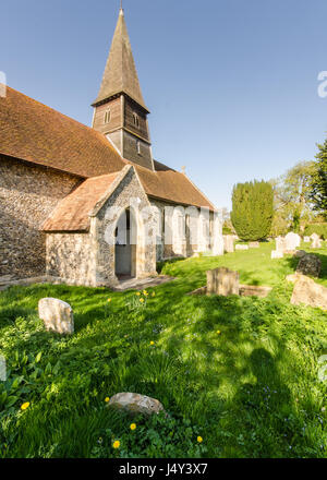 Thame, England, UK - 18. April 2015: Frühlingssonne auf die Kirche, Turm und Friedhof der St. Marys Kirche in Sydenham, in der Nähe von Thame, Oxfordshire. Stockfoto