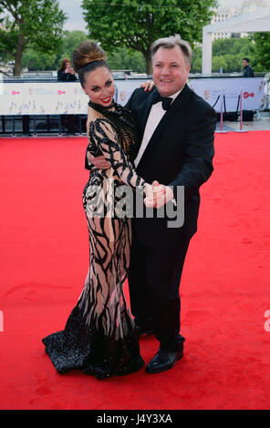 Ed Kugeln und Katya Jones ankommen für die Jungfrau TV British Academy Television Awards 2017 statt auf Festival Hall im Southbank Centre in London. PRESSEVERBAND Foto. Bild Datum: Sonntag, 14. Mai 2017. Vgl. PA Geschichte SHOWBIZ Bafta. Bildnachweis sollte lauten: Ian West/PA Wire Stockfoto