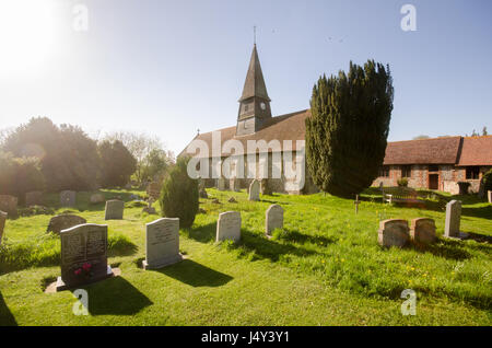 Thame, England, UK - 18. April 2015: Frühlingssonne auf die Kirche, Turm und Friedhof der St. Marys Kirche in Sydenham, in der Nähe von Thame, Oxfordshire. Stockfoto