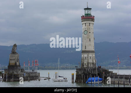 Bayerische Löwen Und Weiße Leuchtturm Im Bayern Lindau am Bodensee Stockfoto