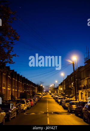 London, England, UK - 20. April 2015: Der Mond aufgeht über traditionelle suburban Reihenhäuser und geparkte Autos im Stadtteil Gipsy Hill von Sou Stockfoto