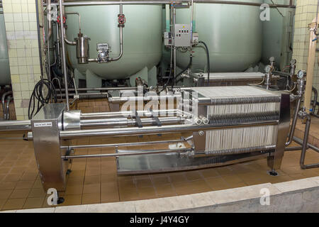 Industriefilter, kalt, Reinigung von Wein in der Fabrik Stockfoto