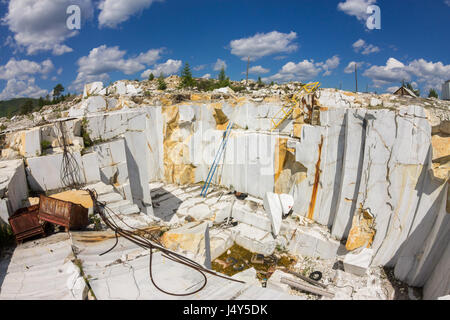 Alte verlassene Marmor-Steinbruch in Buguldeika, Baikalsee. Stockfoto