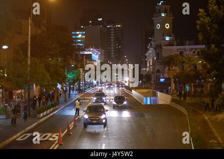 Lima, Peru - 23. April 2017: Pkw-Verkehr in Lima-Stadt in der Nacht in Miraflores district Stockfoto