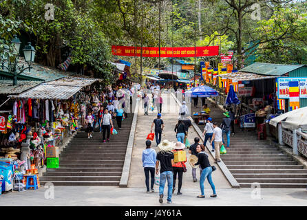 Ständen vor Ort der Thien Tru Pagode wie Menschen ihren Weg bis zur Seilbahn machen oder Stufen hinauf zum wichtigsten buddhistischen Tempel auf Parfüm Pogoda Tour Fuß. Stockfoto