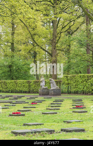 Die Eltern brüten und Grabsteine in der deutschen ersten Weltkrieg Friedhof Vladslo auf Belgien hervorstechenden Stockfoto