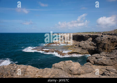 Blick auf die Wellen brechen sich am Felsen, North Point, St. Lucy, Barbados. Stockfoto