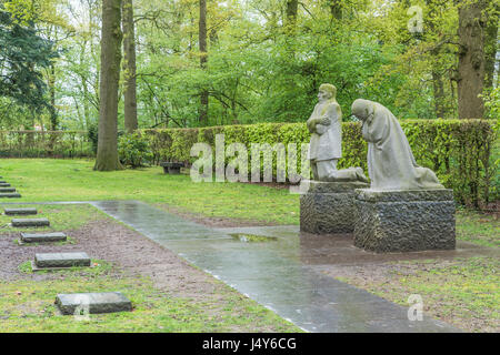 Brütende Eltern in der deutschen ersten Weltkrieg Friedhof Vladslo auf Belgien Salient Stockfoto